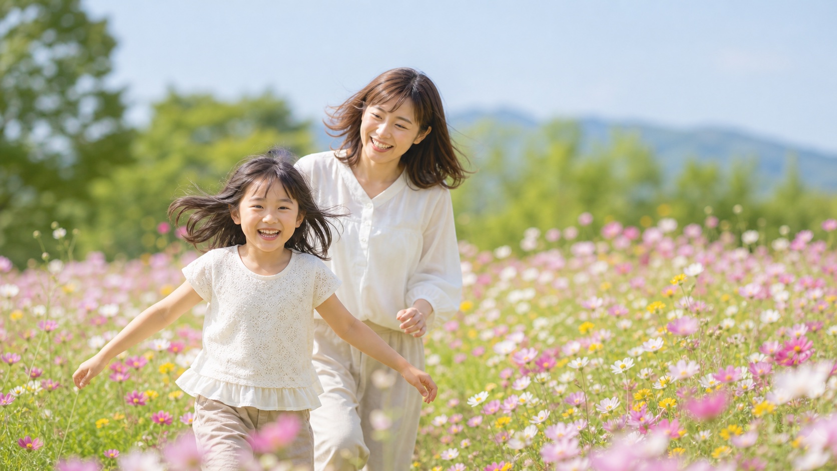 お花畑で元気に遊ぶお子さまとお母さま