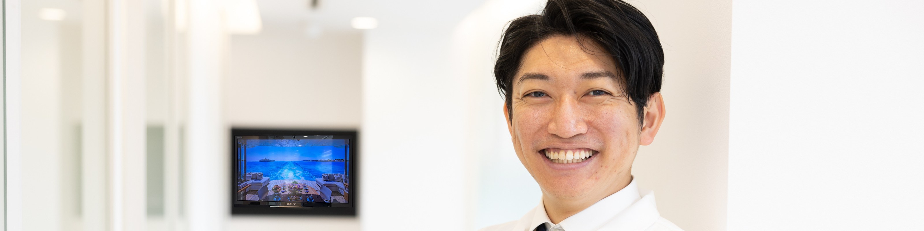 駒沢よしや矯正歯科の明るい院内と院長